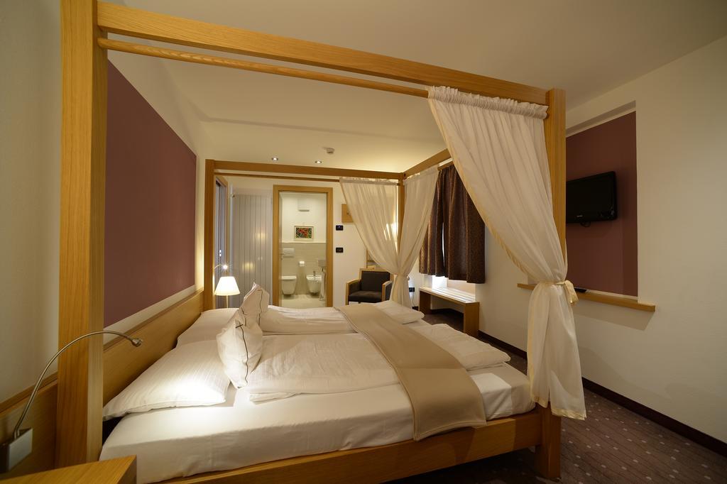 Hotel Cevedale Living Romance Hotel Cogolo Eksteriør billede