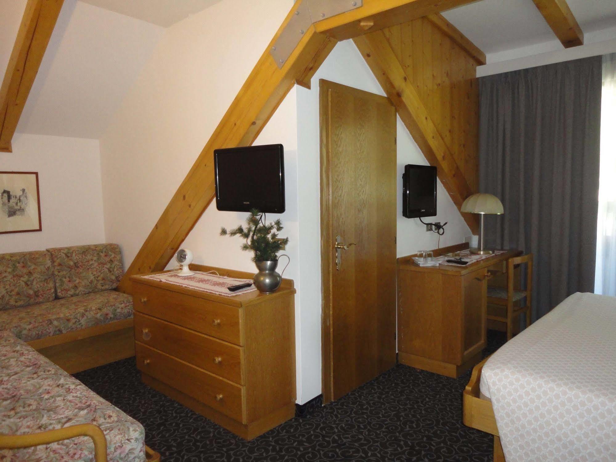 Hotel Cevedale Living Romance Hotel Cogolo Eksteriør billede